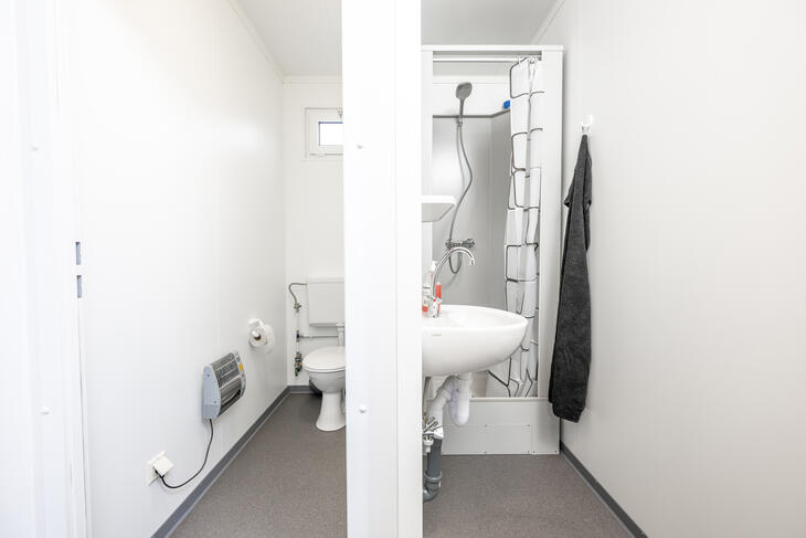 Schwarz Weiss Container Toilette mit Dusche zur Miete