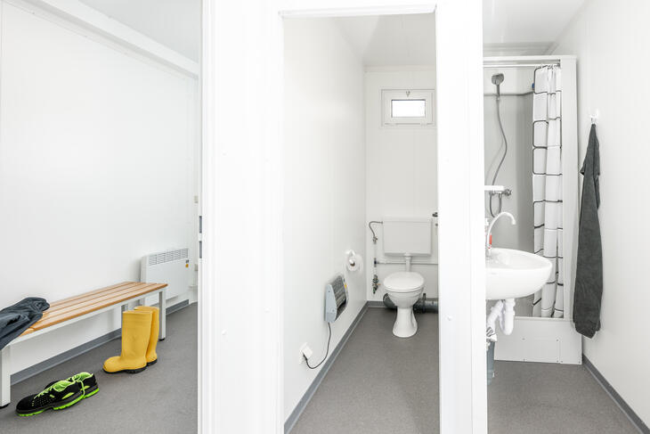 Schwarz Weiß Container mit Umkleide, Dusche und Toilette Innenansicht