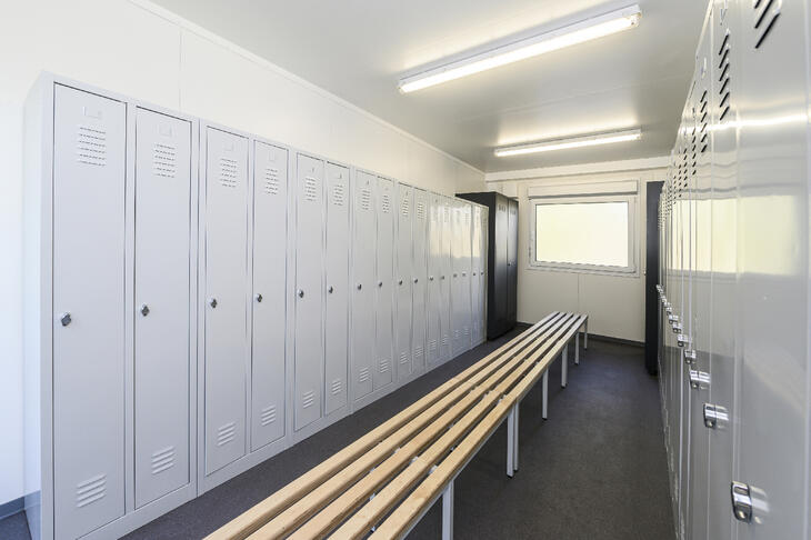 Umkleidecontainer-mit-Bank-und-Spinden