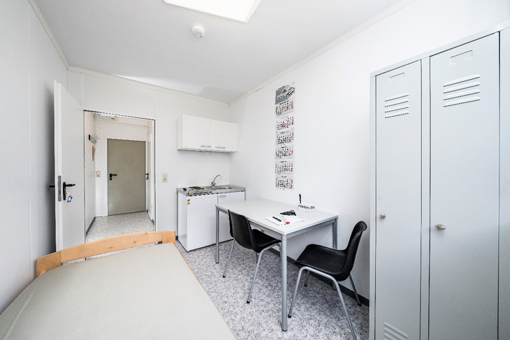 Wohncontainer innen mit Bett, Küche , Tisch und Schrank