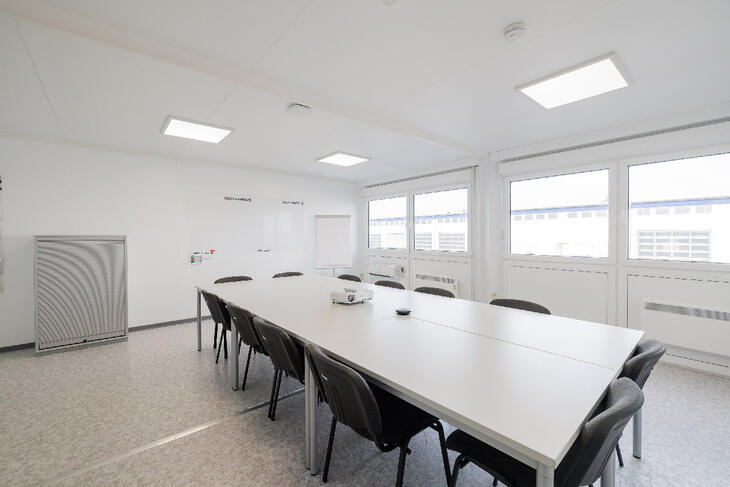 Aufenthaltscontainer mit einem großen Tisch