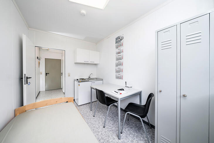 Wohncontainer mit Bett, Spinden, Küche und Schreibtisch