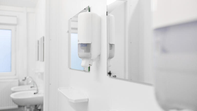 Sanitärcontainer innen mit blick auf spiegel und Waschbecken