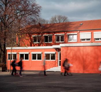 ELA Container - Fassadenverkleidung Schule rot