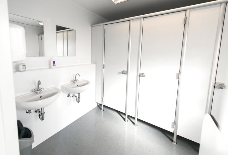 ELA Container - Sanitärbereich mit Waschbecken und Kabinen