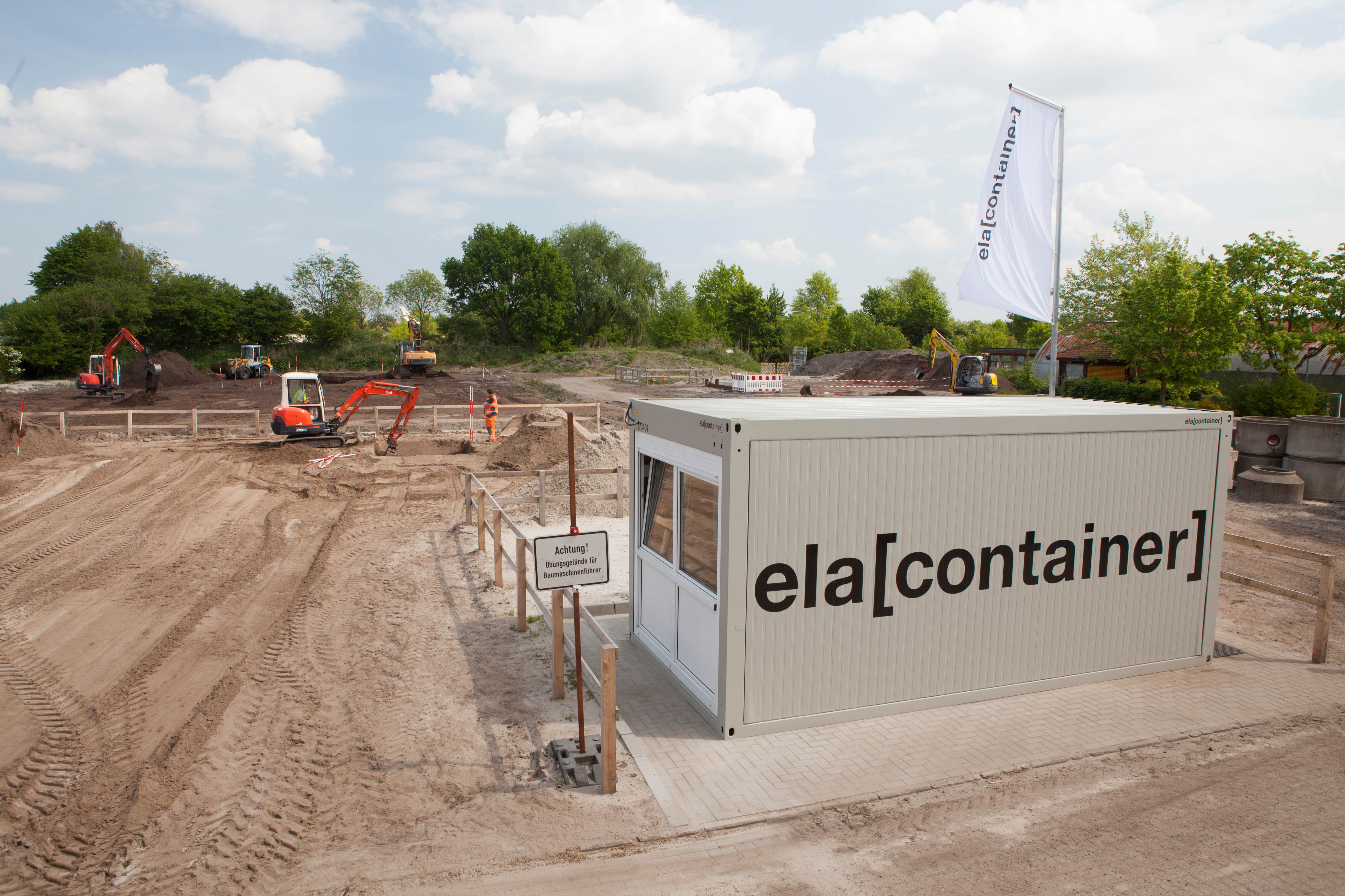 Udvendigt foto af byggepladsmodul med ELA Containers logo