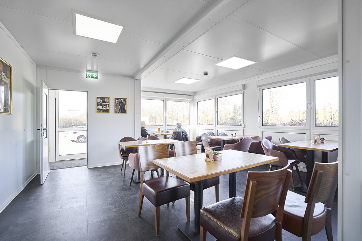 Indretningen af restaurantmoduler med borde og stole i sigte Indretningen af restaurantmoduler med borde og stole i sigte