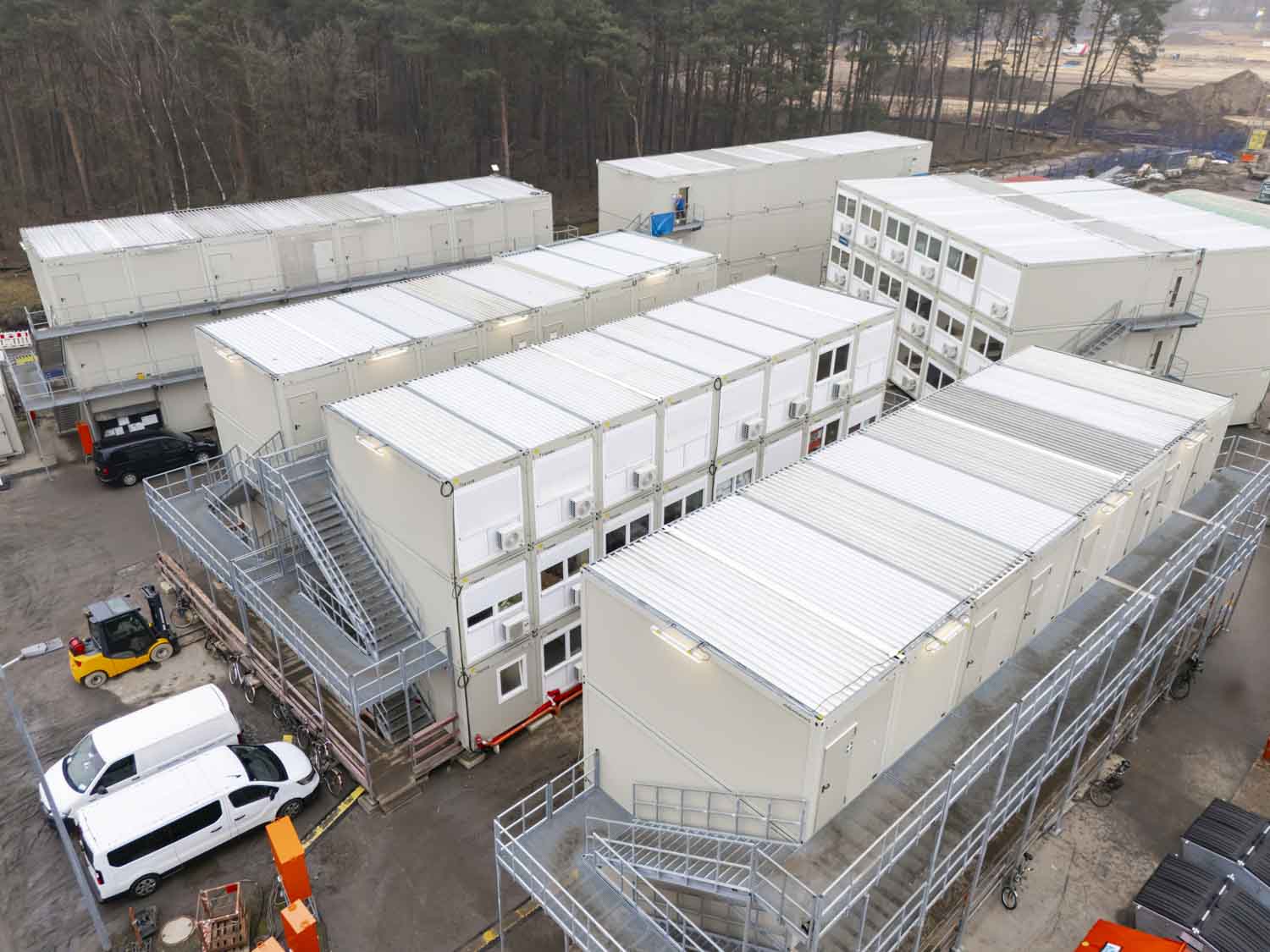 Byggemoduler og mandskabsvogne med kontor- og pauserum