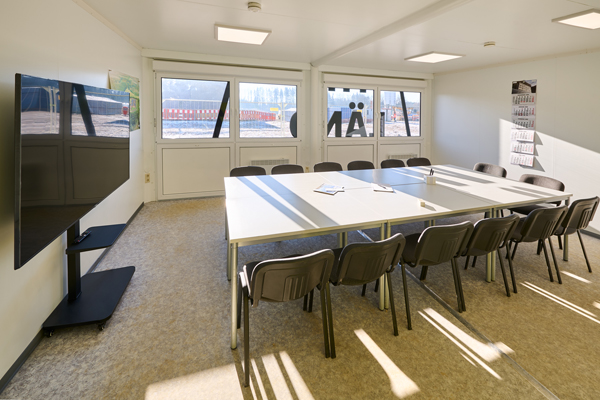 Mødelokale i modulerne med bord og stole
