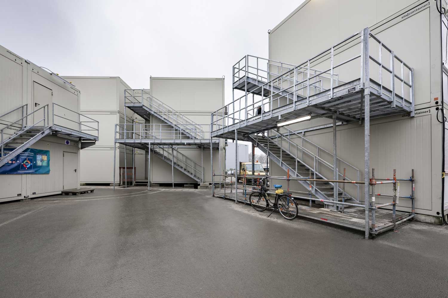 Byggeanlægget med udvendige trapper