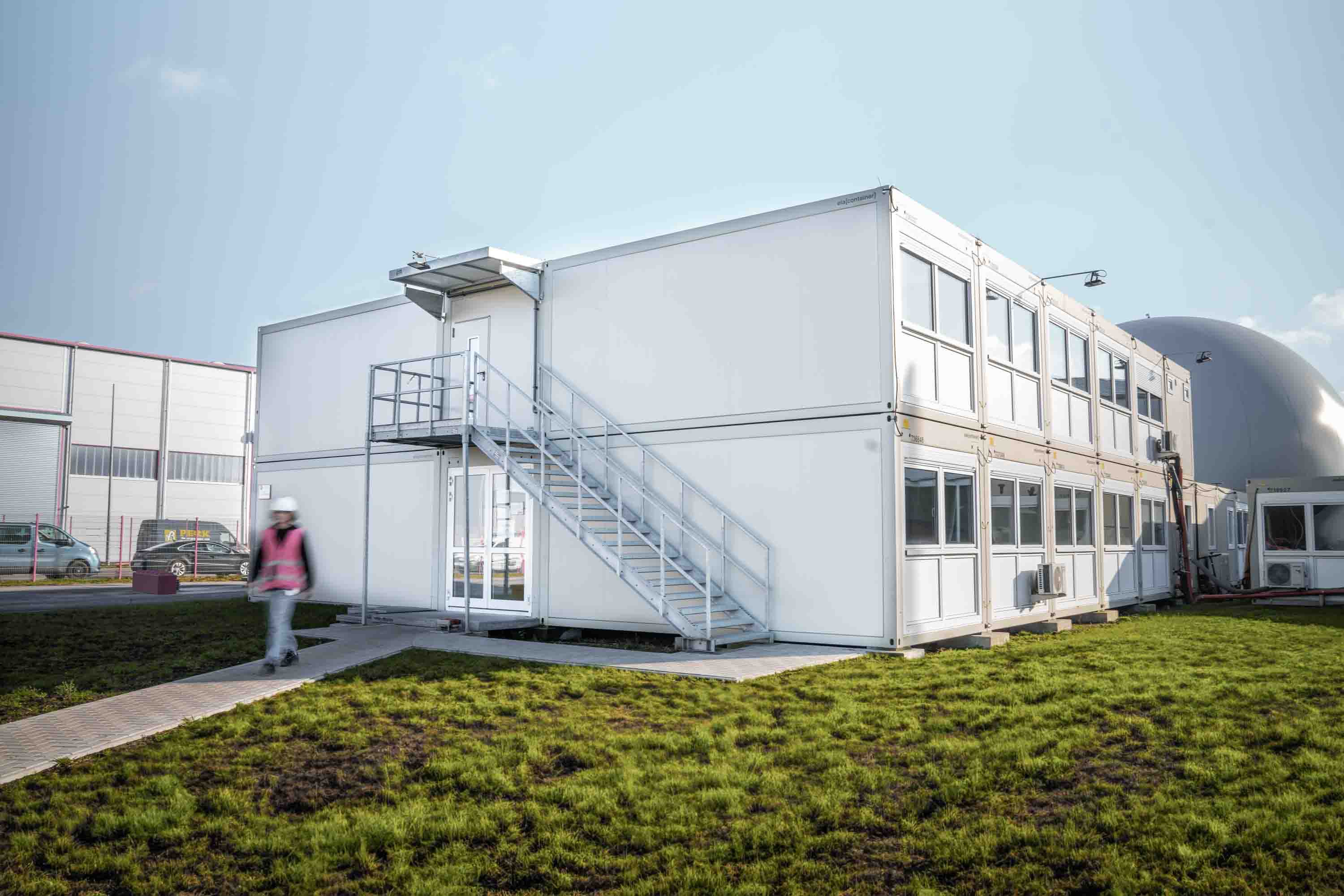 Gangsti samt udvendig trappe på modulbygningen