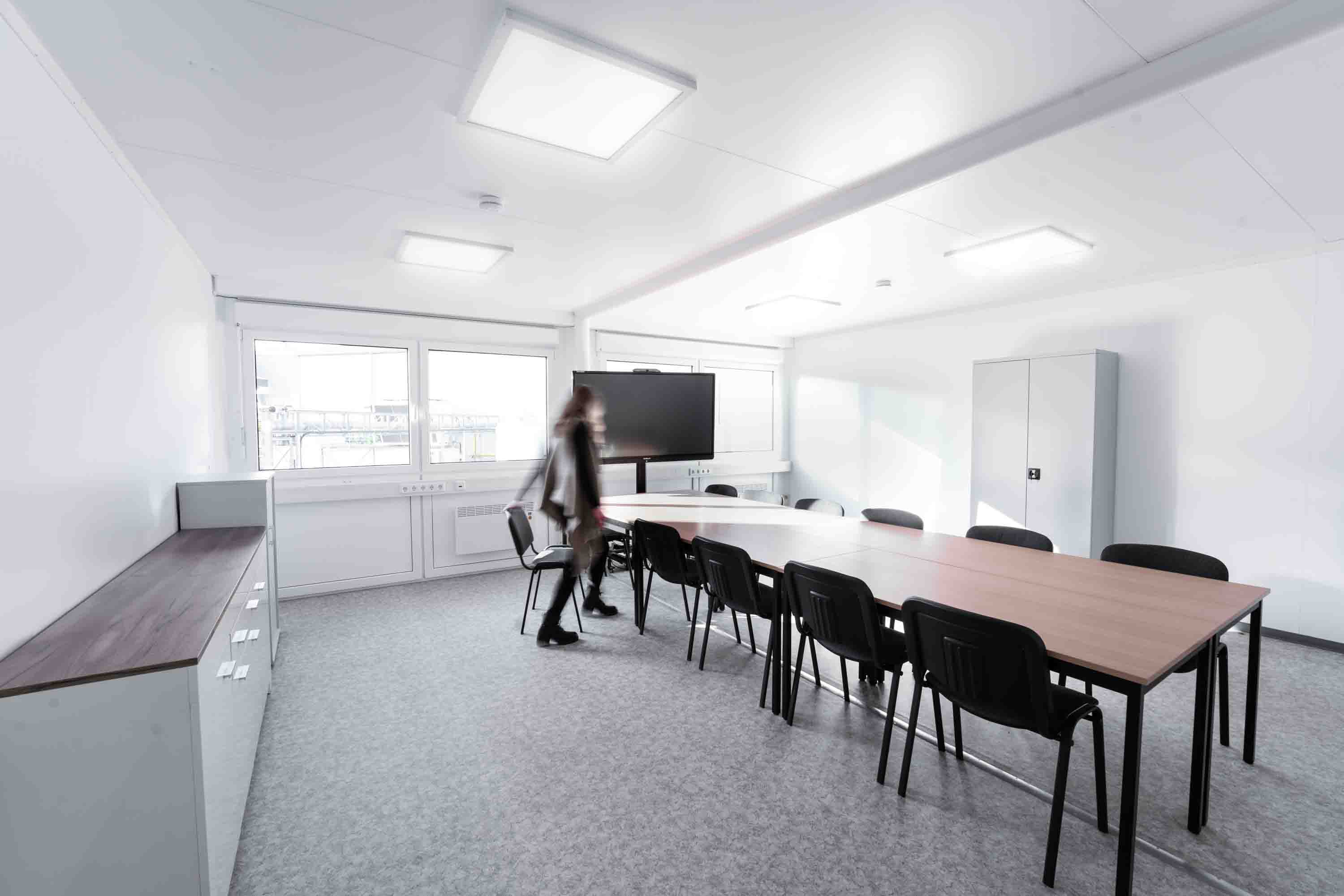 Konference- og mødelokale med langt bord og stole