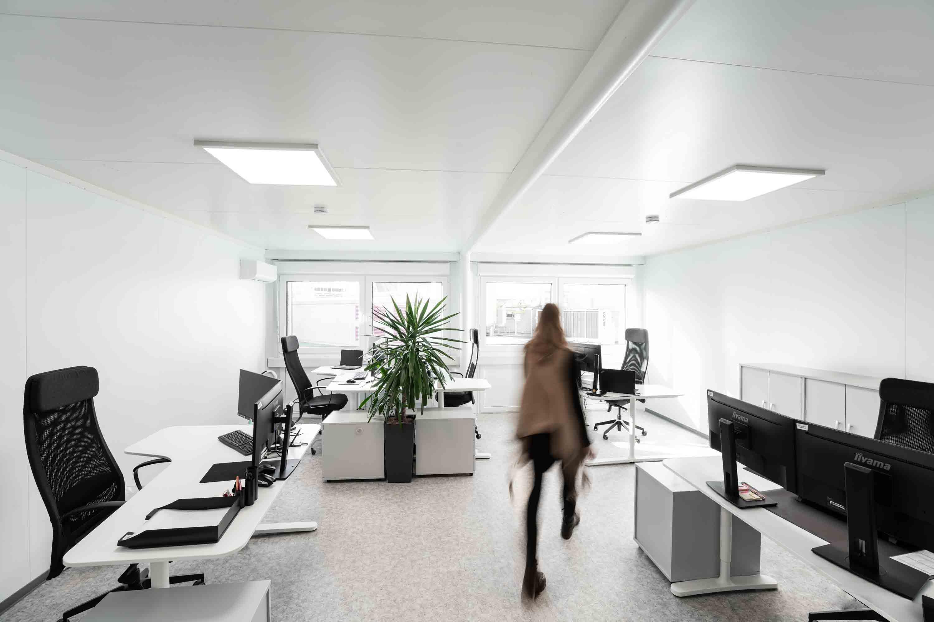 Indersiden af et kontor med stort vindue