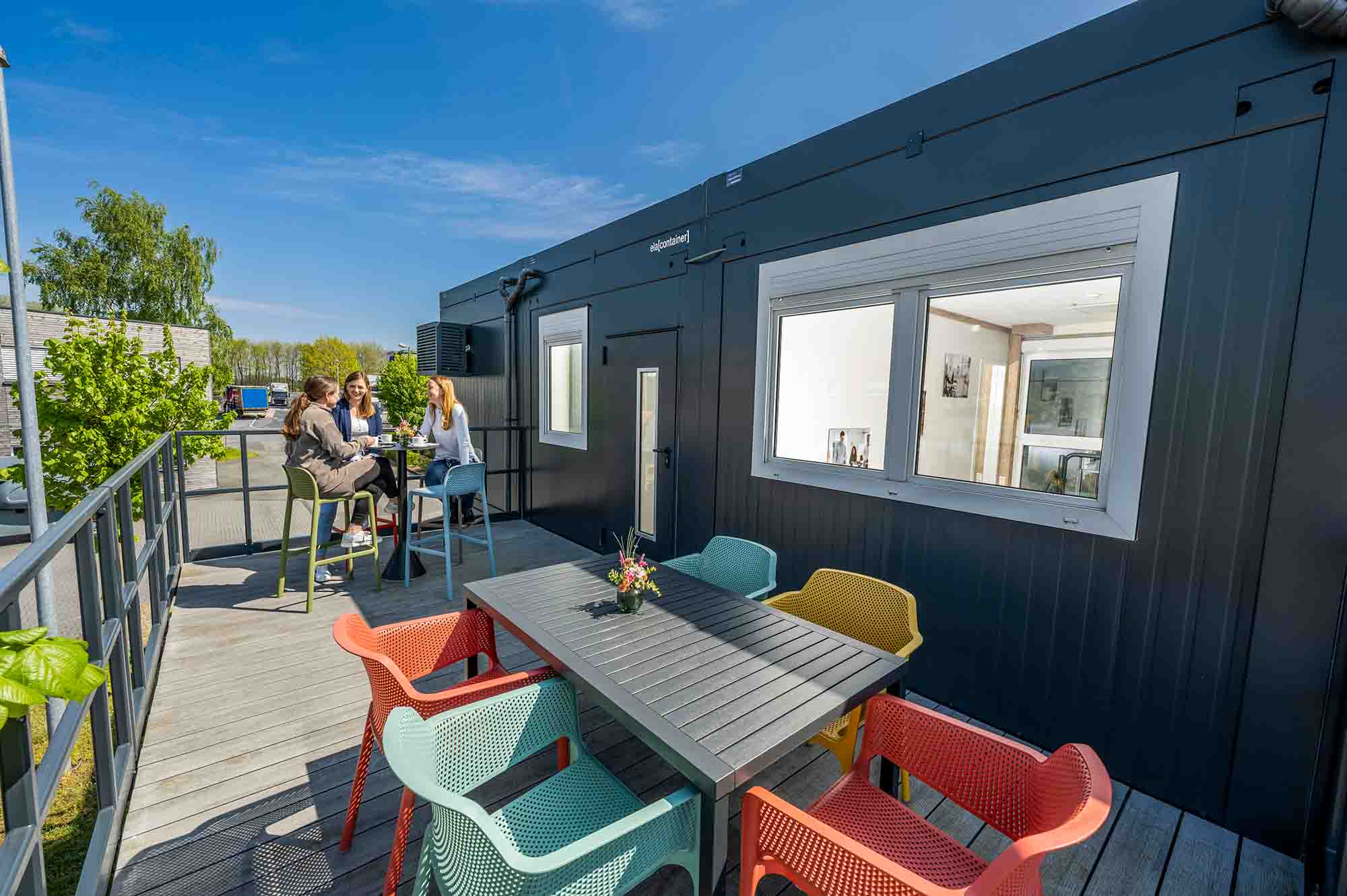 Tagterrassen med komfortable loungemøbler