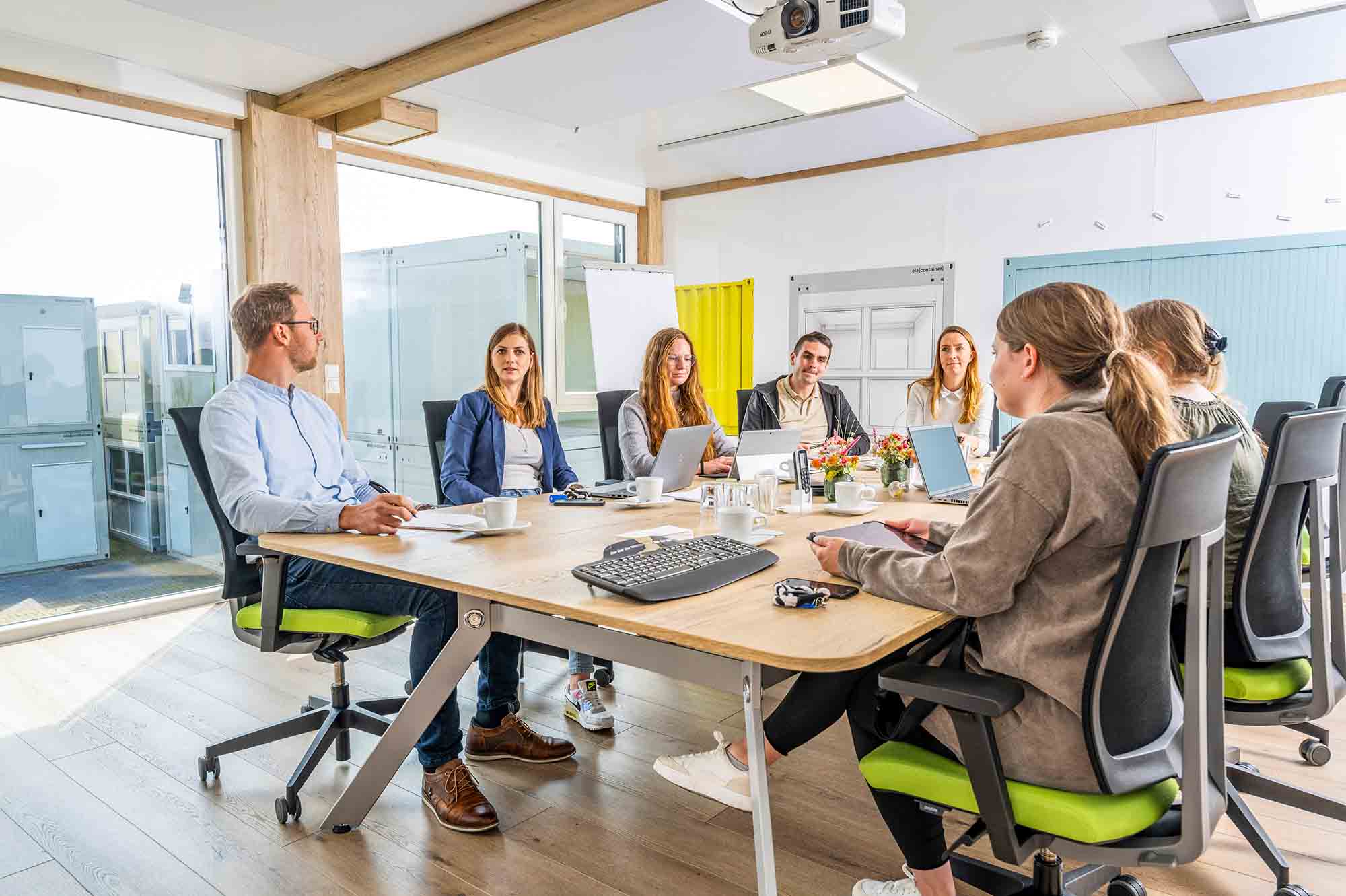 Stort mødelokale med moderne møbler