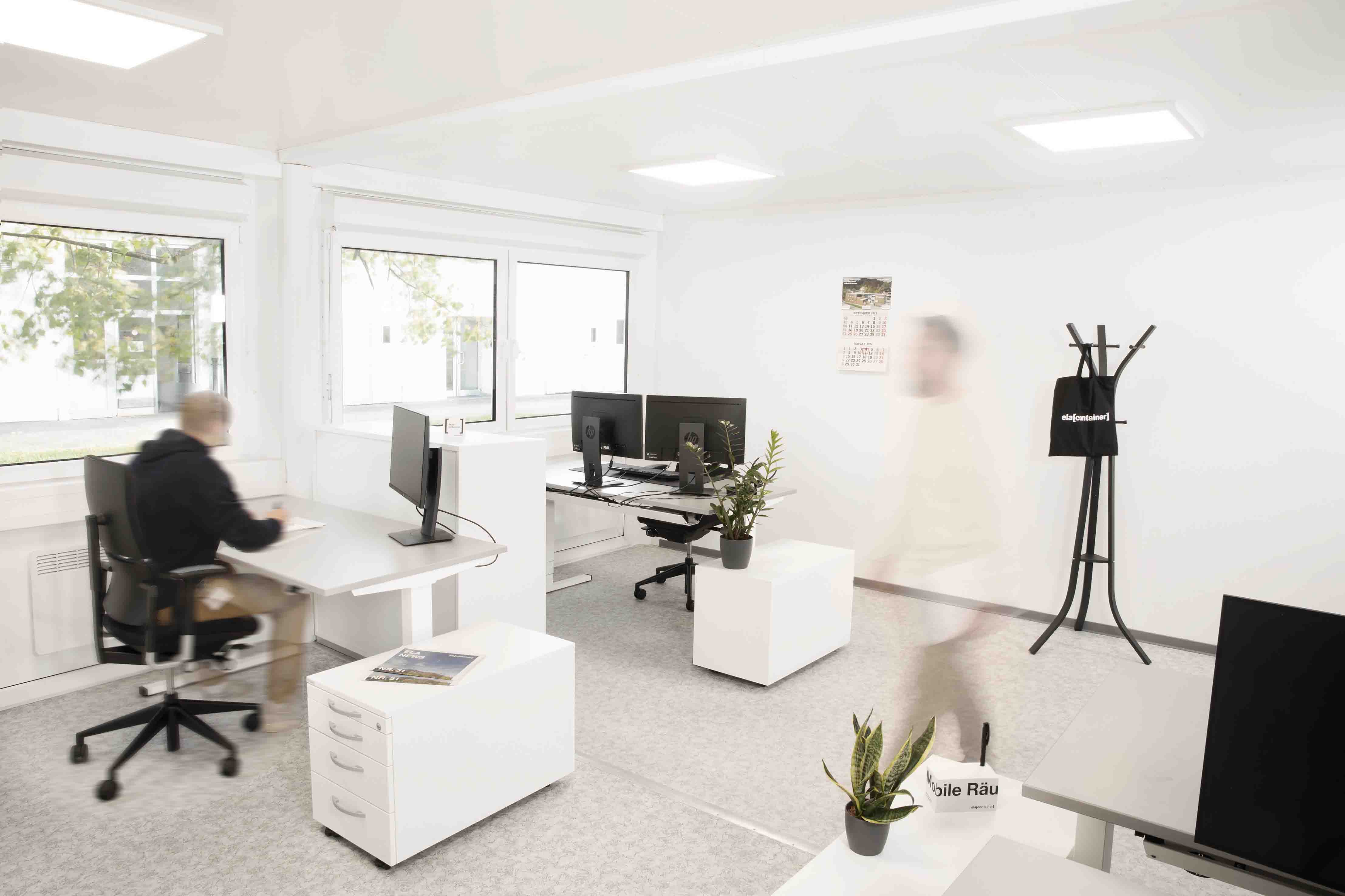 Kontor med flere skriveborde