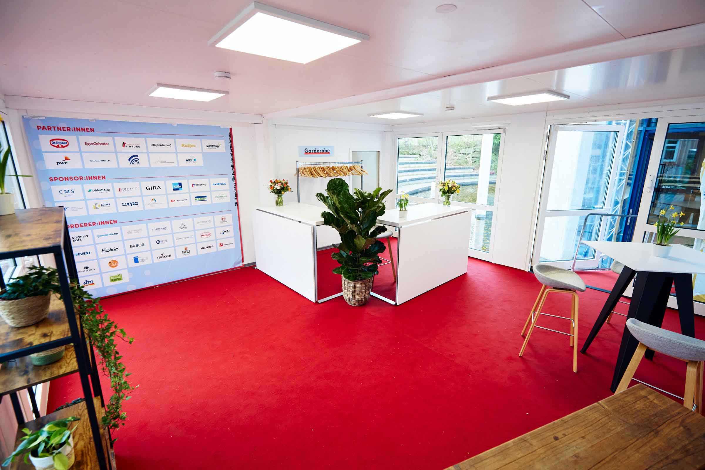 Receptionsområdet med rødt tæppe