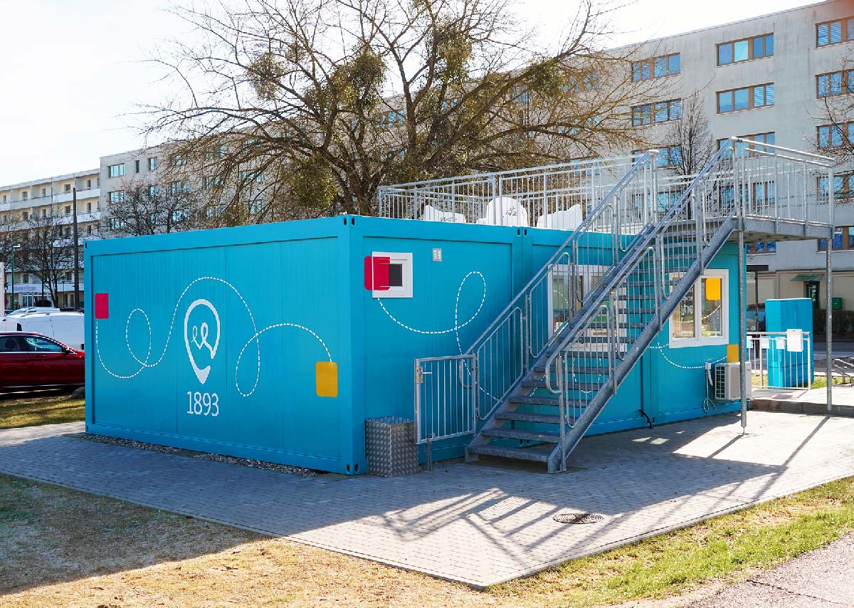 Blå informationsmodul med tagterrasse