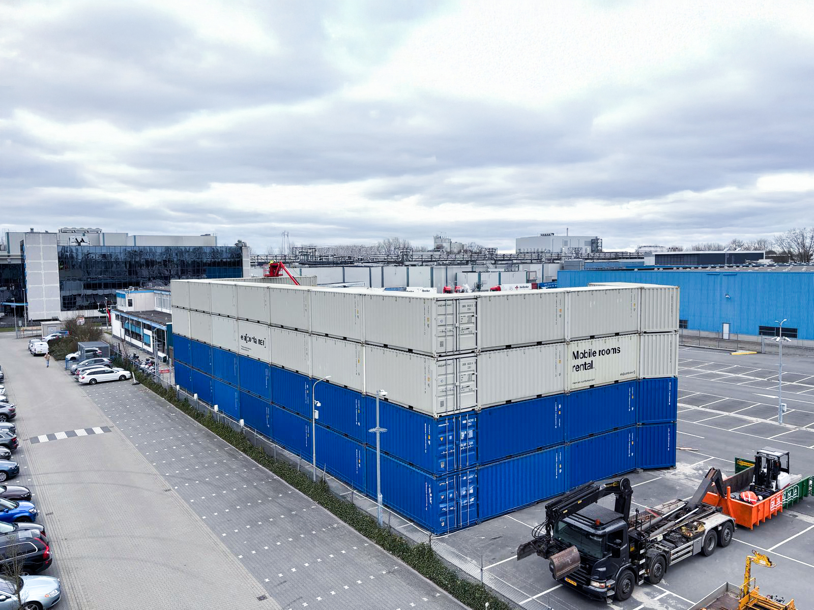 Ydersiden af støjskærmsvæggen bestående af containere