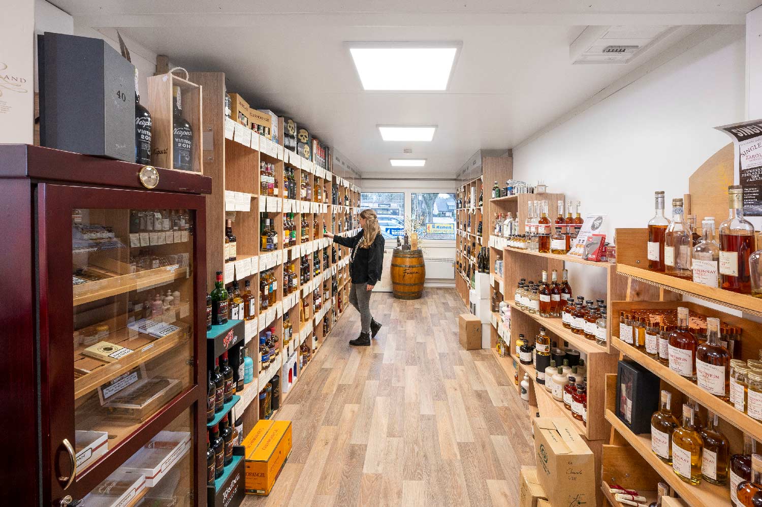 Indrettede moduler med vinreoler fra gulv til loft