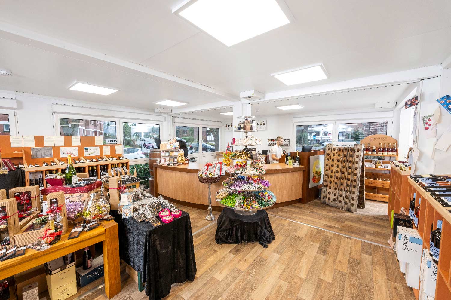 Velindrettet vinhandel med reoler og kasse