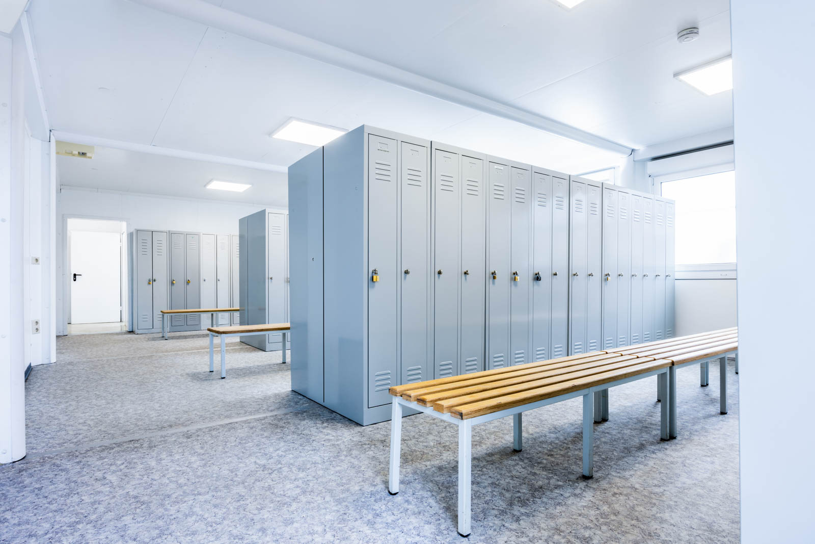 Omklædningsmoduler med omklædningsskabe og bænke