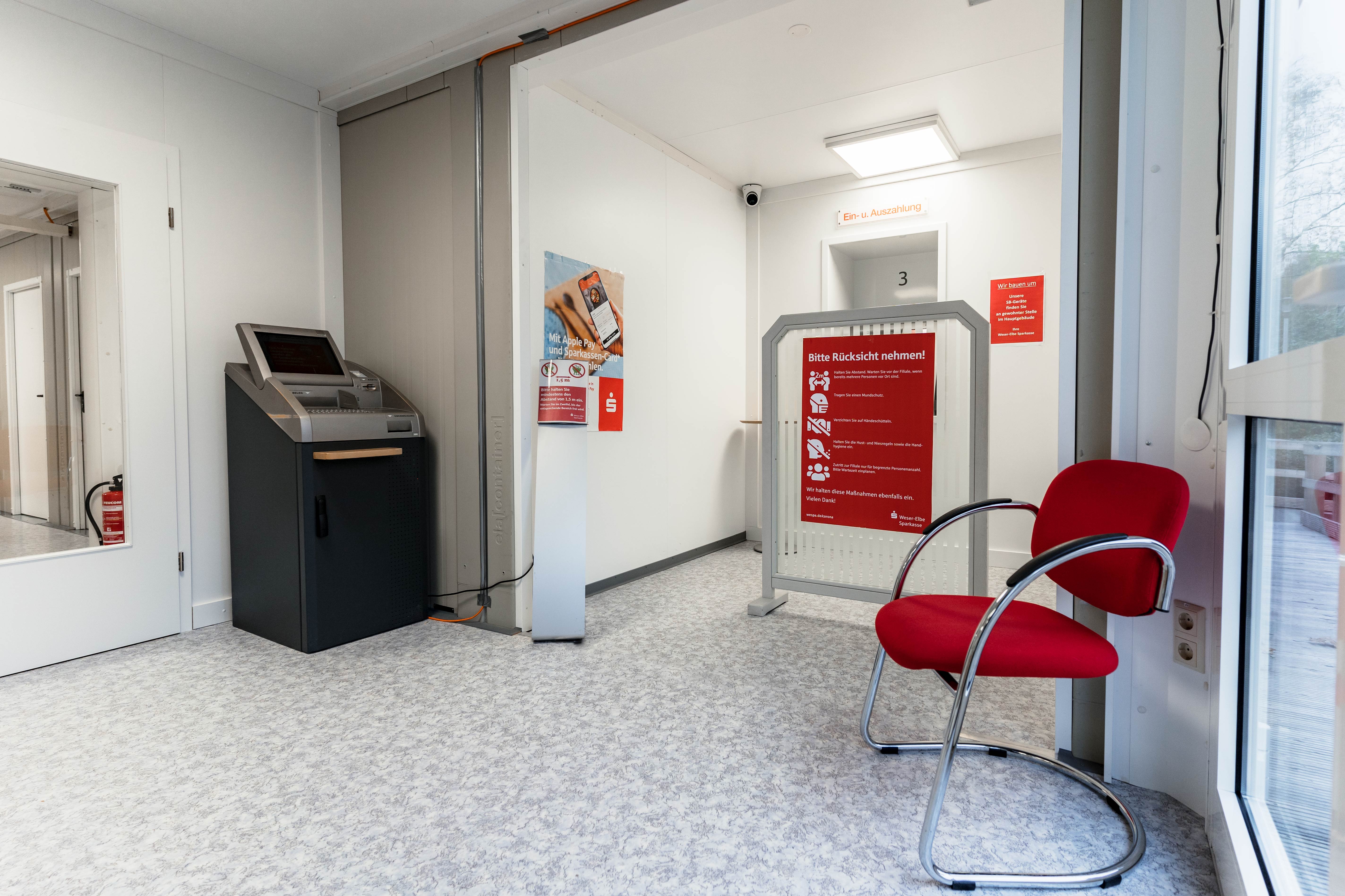 Hæveautomat og venteområde i banken
