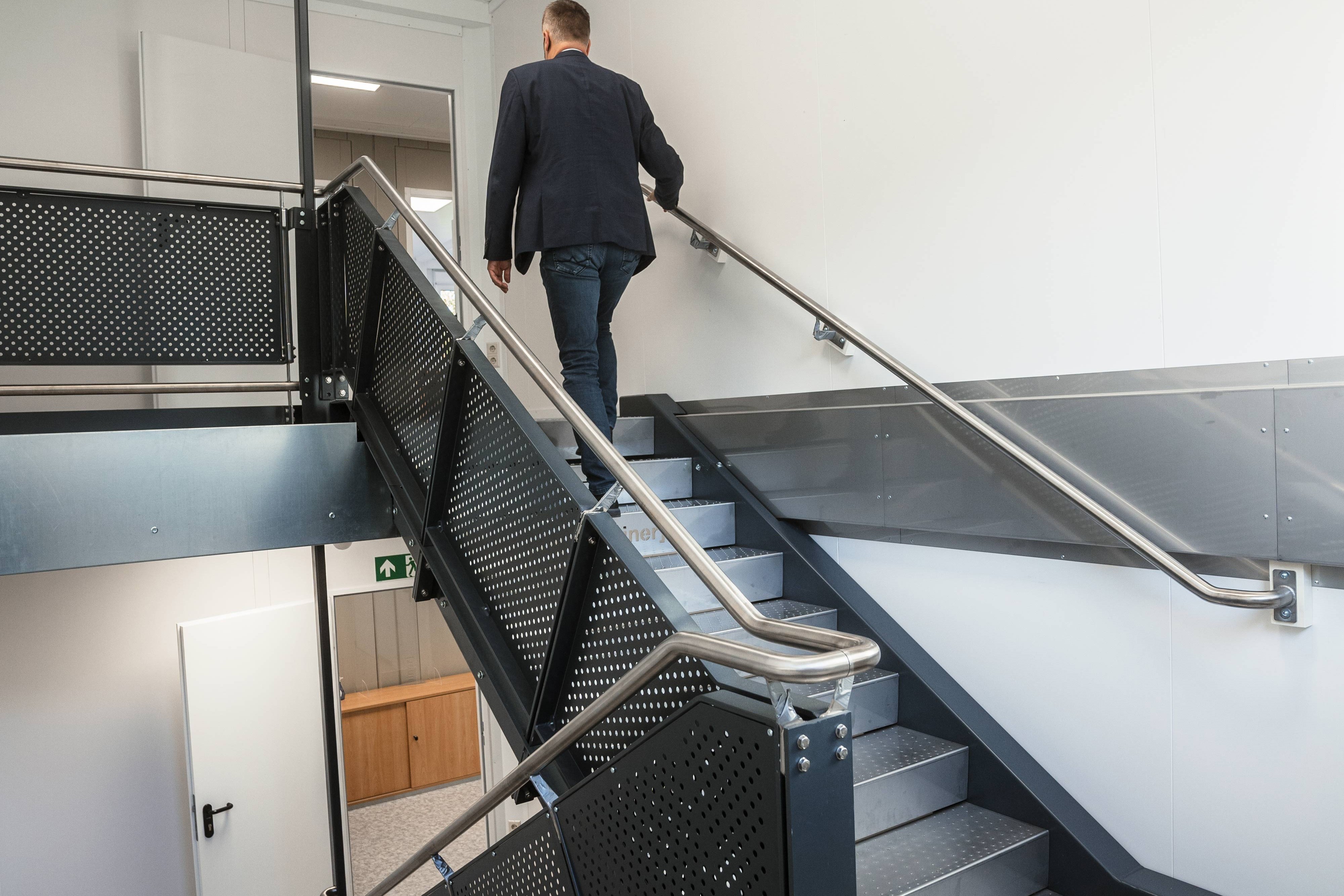 Indvendig trappeopgang i bankbygningen
