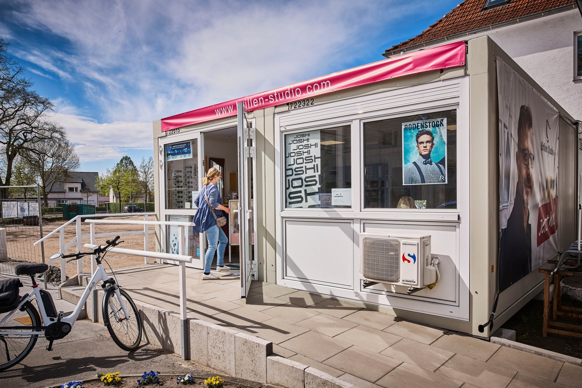 Udenfor optikerbutikken med åben dør