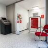 Hæveautomat og venteområde i banken