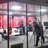 Radiostudiet set udefra gennem glasvæggene