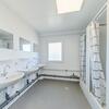 Sanitetsrum med håndvaske og brusekabiner