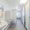 Sanitetsrum med håndvaske og toiletbåse