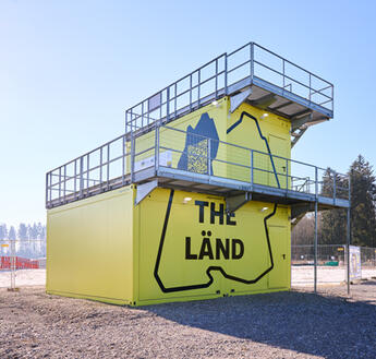 Informationsplads bestående af gulmalede moduler