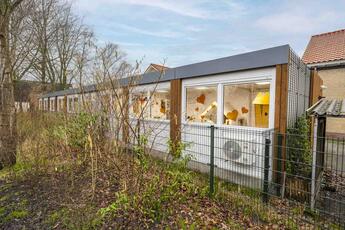 Store dreje- og vippevinduer lukker meget dagslys ind i børnehaven