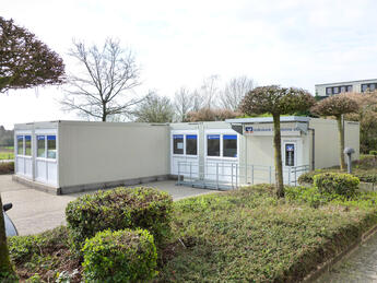 Midlertidig banklokale på en parkeringsplads
