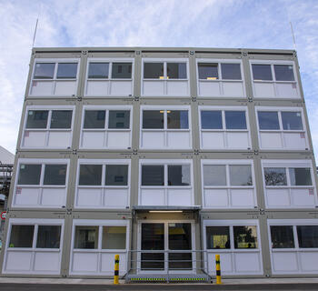 Kontorbygning i fire etager til industrikunder