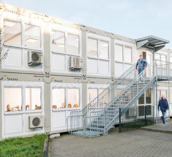 Undervisningslokaler i to etager med udvendig trappe