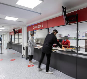 Stor kantine med serveringsområde