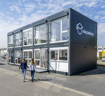 Mellemstor undervisningslokale: ELA Academy set udefra