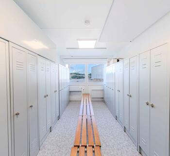 Omklædningsrum med skabe og bænke