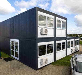 Kontormoduler i en antracitfarvet modulopstilling