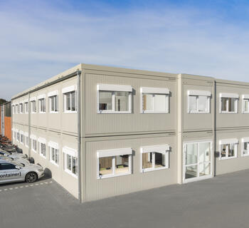 Flere kontorer, mødelokaler og en indvendig trappe.