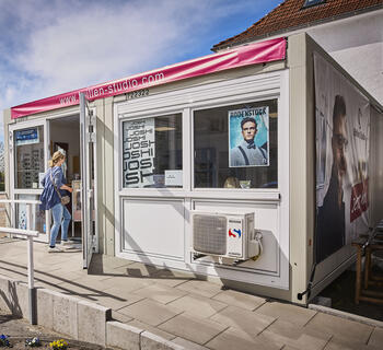 Indrettet optikerbutik med store vinduespartier