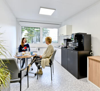 Personalerum med tekøkken og kaffehjørne