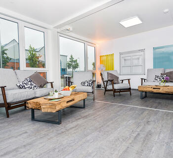 Loungeområde med sofaer og sofabord