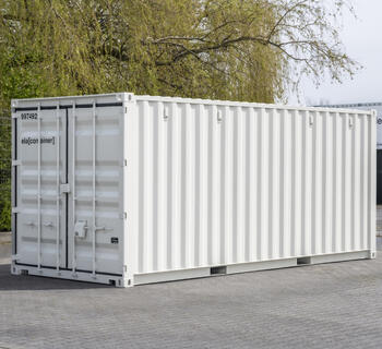 Lysegrå lagercontainer med robuste døre.