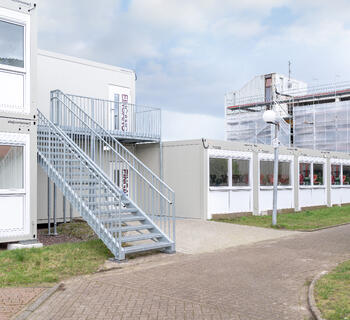 Skolemoduler set udefra.