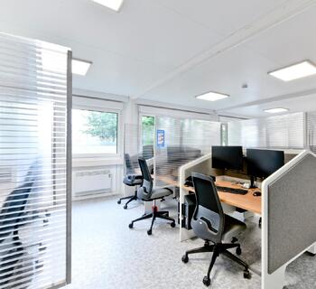 Kontormoduler med arbejdsbåse.