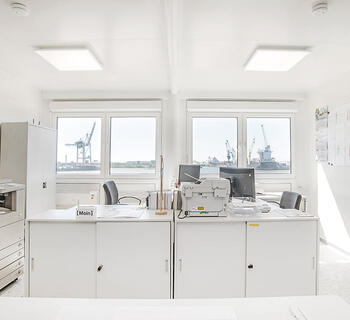 Kontormodul med skrivebord og stole.